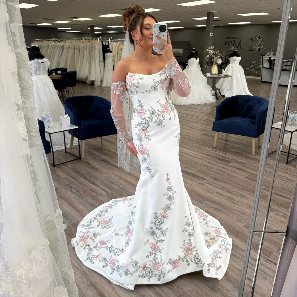 Private Label Off-Shoulder White Wedding Gown with Blush & Sage Embroidery